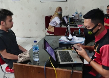 Sat Reskrim Polres Gorontalo melakukan pemeriksaan terhadap AP selaku pemeran pria sekaligus penyebar video syur bersama mantan kekasihnya di media sosial facebook, Kamis (16/7/2021).(istimewa)