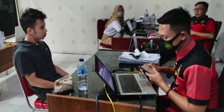 Sat Reskrim Polres Gorontalo melakukan pemeriksaan terhadap AP selaku pemeran pria sekaligus penyebar video syur bersama mantan kekasihnya di media sosial facebook, Kamis (16/7/2021).(istimewa)