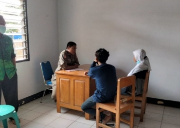 Pemeriksaan terhadap sepasang remaja yang kedapatan sedang bermesraan di kawasan Sport Center Limboto, Selasa (13/7/2021). (istimewa)
