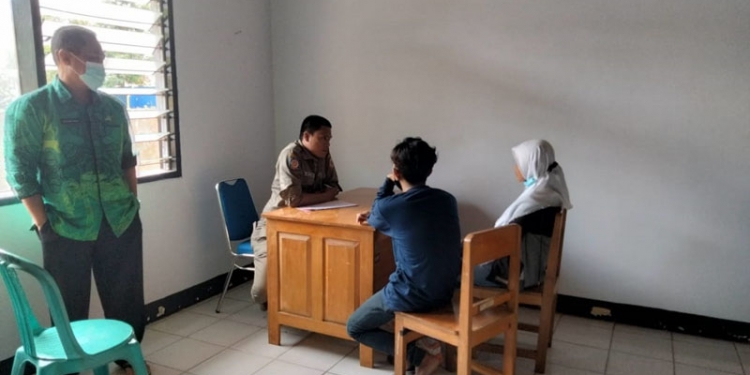 Pemeriksaan terhadap sepasang remaja yang kedapatan sedang bermesraan di kawasan Sport Center Limboto, Selasa (13/7/2021). (istimewa)