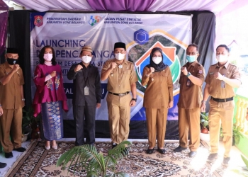 Proses pencanangan Desa Talulobuti sebagai Desa Cantik oleh Pemerintah Kabupaten Bone Bolango dan Badan Pusat Statistik Provinsi Gorontalo dan Bone Bolango. (Fajrin/Kominfo Bone Bolango)