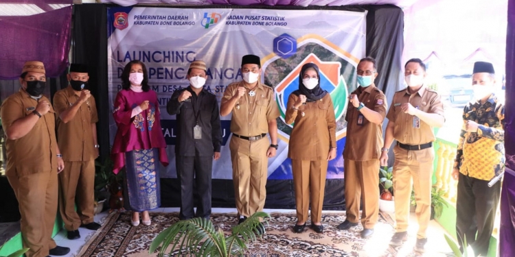 Proses pencanangan Desa Talulobuti sebagai Desa Cantik oleh Pemerintah Kabupaten Bone Bolango dan Badan Pusat Statistik Provinsi Gorontalo dan Bone Bolango. (Fajrin/Kominfo Bone Bolango)