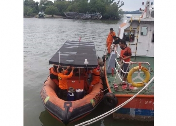 Pihak Basarnas, TNI-Polri dan tim Tagana Kabupaten Gorontalo Utara terus berupaya mencari letak keberadaan keempat ABK ikan Mina Maritim 138