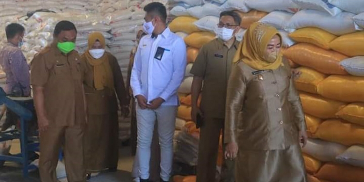Wakil Bupati Pohuwato, Suharsi Igirisa, bersama Pjs Sekda Pohuwato, Zukri Surotinojo, dan pimpinan sejumlah OPD mengecek stok dan kualitas beras program PKH dan BST. (Kominfo Pohuwato)