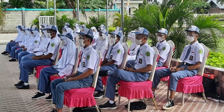 Para siswa SMK Bina Mandiri mengikuti pengenalan lingkungan sekolah dengan penerapan protokol kesehatan. (istimewa)