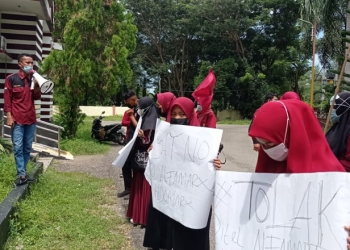 Aksi Ikatan Mahasiswa Muhammadiyah (IMM) di depan DPRD Pohuwato mengenai penolakan ritel Alfamart dan Indomaret, Senin (19/7/2021). (istimewa)