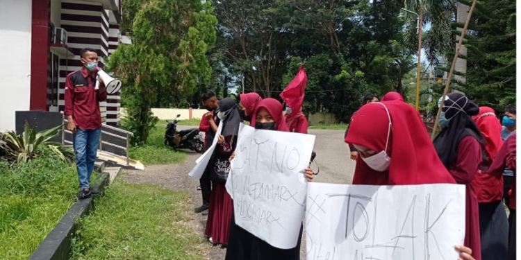 Aksi Ikatan Mahasiswa Muhammadiyah (IMM) di depan DPRD Pohuwato mengenai penolakan ritel Alfamart dan Indomaret, Senin (19/7/2021). (istimewa)