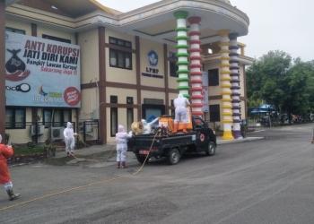 penyemprotan disinfektan oleh jajaran Polsek Tilongkabila bersama Satgas Covid-19 di LPMP Gorontalo. (Foto Istimewa)