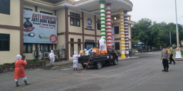 penyemprotan disinfektan oleh jajaran Polsek Tilongkabila bersama Satgas Covid-19 di LPMP Gorontalo. (Foto Istimewa)