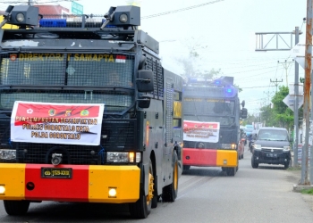 Dua unit mobil water canon milik Dit Samapta Polda Gorontalo melakukan penyemprotan disinfektan di sejumlah ruas jalan di Kota Gorontalo. (Humas Polda Gorontalo)