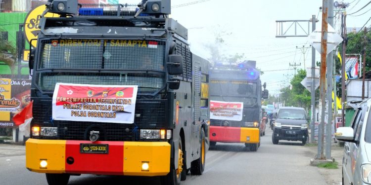 Dua unit mobil water canon milik Dit Samapta Polda Gorontalo melakukan penyemprotan disinfektan di sejumlah ruas jalan di Kota Gorontalo. (Humas Polda Gorontalo)