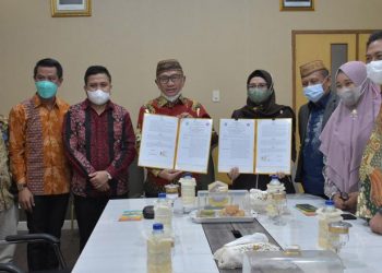 Bupati Pohuwato, Saipul Mbuinga, bersama Rektor UBM Gorontalo, Titin Dungio melakukan penandatangan MoU Kerja Sama Pendidikan Perguruan Tinggi, Jumat (9/7/2021).