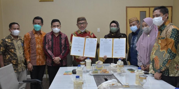 Bupati Pohuwato, Saipul Mbuinga, bersama Rektor UBM Gorontalo, Titin Dungio melakukan penandatangan MoU Kerja Sama Pendidikan Perguruan Tinggi, Jumat (9/7/2021).