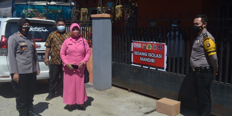 Polsek Telaga Bagi Sembako untuk warga terdampak Covid-19