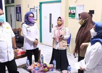 Wakil Bupati Bone Bolango, Merlan S. Uloli saat mendampingi dan memaparkan kesiapan RSUD Toto Kabila hadapi lonjakan Covid-19 dihadapan Gubernur Gorontalo, Rusli Habibie. (Foto Irul/Kominfo)