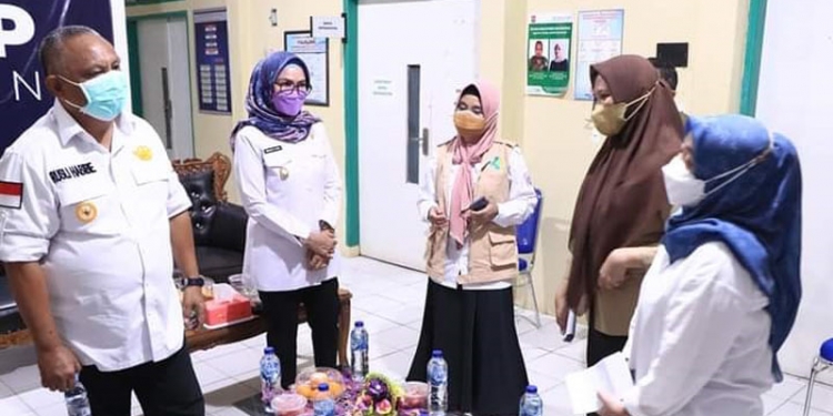 Wakil Bupati Bone Bolango, Merlan S. Uloli saat mendampingi dan memaparkan kesiapan RSUD Toto Kabila hadapi lonjakan Covid-19 dihadapan Gubernur Gorontalo, Rusli Habibie. (Foto Irul/Kominfo)