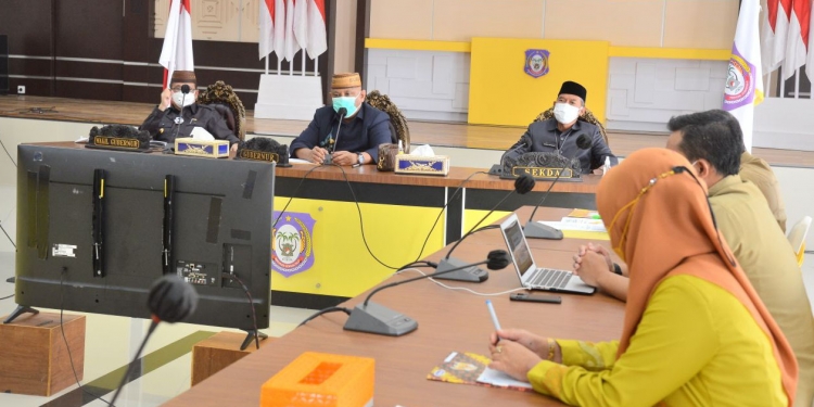 Suasana Rapat Forkopimda Diperluas yang dipimpin oleh Gubernur Gorontalo Rusli Habibie di Aula Rujab Gubernur, Senin (4/7/2021). Salah satu poin penting rapat tersebut memperketat keluar masuk orang khususnya jalur udara dan laut. (Foto: Salman/Kominfo Provinsi Gorontalo)