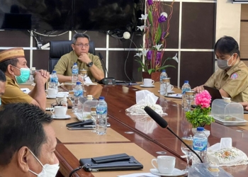 Pjs Sekda Pohuwato, Zukri Surotinojo memimpin rapat evaluasi kinerja OPD lingkup Pemkab Pohuwato, Senin (13/7/2021). (Komifo Kabupaten Pohuwato)