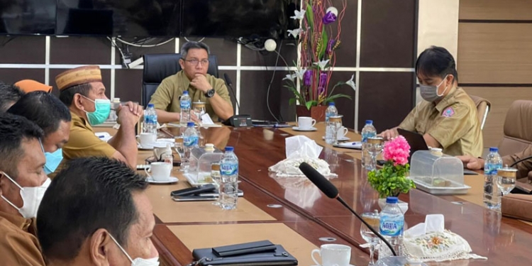Pjs Sekda Pohuwato, Zukri Surotinojo memimpin rapat evaluasi kinerja OPD lingkup Pemkab Pohuwato, Senin (13/7/2021). (Komifo Kabupaten Pohuwato)