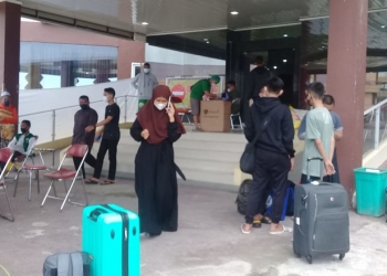 Para penghuni Ponpes Hubulo saat berada di Asrama Haji Provinsi Gorontalo untuk menjalani isolasi terpusat covid-19, Sabtu (17/7/2021). (indra/gopos)