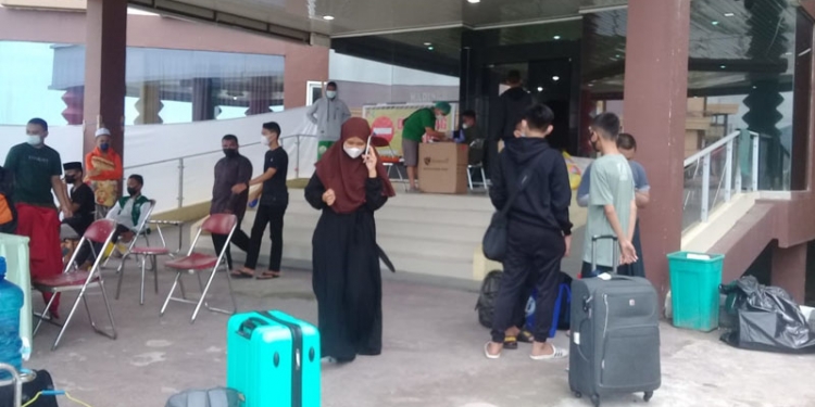 Para penghuni Ponpes Hubulo saat berada di Asrama Haji Provinsi Gorontalo untuk menjalani isolasi terpusat covid-19, Sabtu (17/7/2021). (indra/gopos)