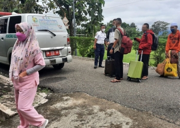 Para santri Ponpes Hubulo bersiap menuju ke lokasi karantina terpusat di Asrama Haji Provinsi Gorontalo, Sabtu (17/7/2021). (istimewa)
