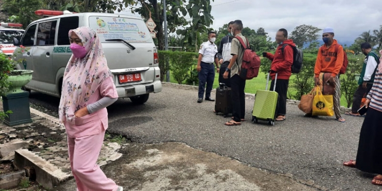 Para santri Ponpes Hubulo bersiap menuju ke lokasi karantina terpusat di Asrama Haji Provinsi Gorontalo, Sabtu (17/7/2021). (istimewa)