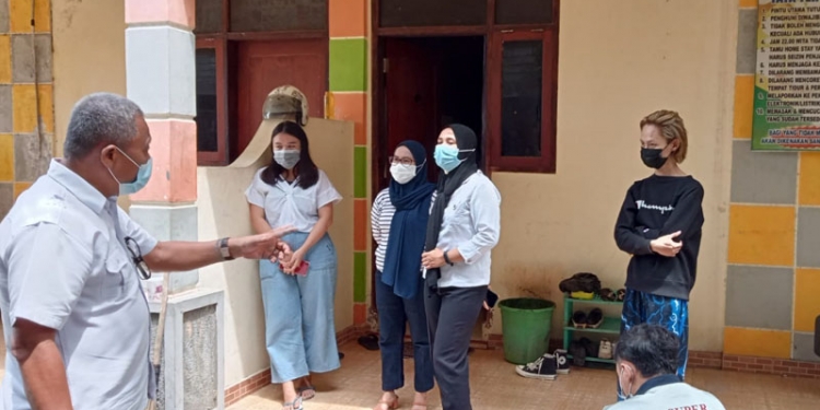 Satgas Covid-19 Kota Gorontalo mengingatkan kepada selebgram Gorontalo, Nizam dan Suci agar melakukan isolasi mandiri sembari menunggu hasil swab PCR. (Sari/gopos)