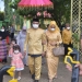 Pjs Sekda Pohuwato, Zukri Surotinojo, bersama Ketua DPW Pohuwato, Ny. Neng Surotinojo Niode, menjalani prosesi adat mopotilolo, Jumat (9/7/2021).