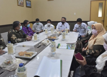 Penjabat Sekda Pohuwato, Zukri Surotinojo, saat menerima rombongan Direktur Pasca Sarjana IAIN Sultan Amai Gorontalo, Rabu (28/7/2021). (istimewa)