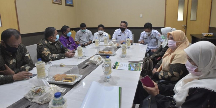 Penjabat Sekda Pohuwato, Zukri Surotinojo, saat menerima rombongan Direktur Pasca Sarjana IAIN Sultan Amai Gorontalo, Rabu (28/7/2021). (istimewa)