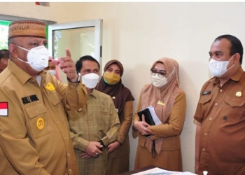 Gubernur Gorontalo Rusli Habibie didampingi Bupati Gorontalo Nelson Pomalingo meninjau Rumah Sakit MM Dunda di Kecamatan Limboto, Senin (12/7/2021). Pemkab Gorontalo menyiapkan RS Boliyohuto sebagai rumah sakit khusus covid-19 jika sewaktu waktu terjadi lonjakan pasien. (Foto: Kominfo).