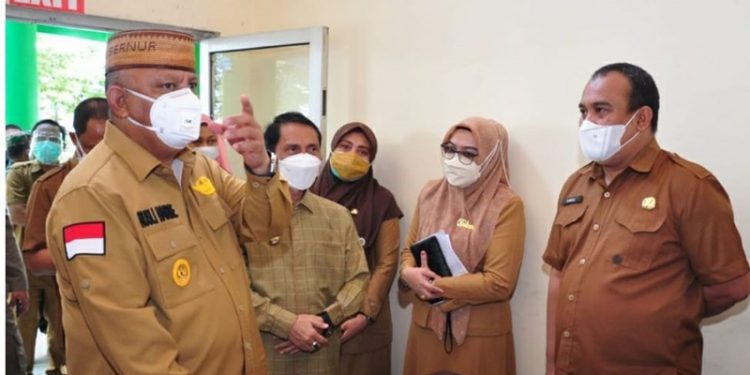 Gubernur Gorontalo Rusli Habibie didampingi Bupati Gorontalo Nelson Pomalingo meninjau Rumah Sakit MM Dunda di Kecamatan Limboto, Senin (12/7/2021). Pemkab Gorontalo menyiapkan RS Boliyohuto sebagai rumah sakit khusus covid-19 jika sewaktu waktu terjadi lonjakan pasien. (Foto: Kominfo).