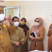Gubernur Gorontalo Rusli Habibie didampingi Bupati Gorontalo Nelson Pomalingo meninjau Rumah Sakit MM Dunda di Kecamatan Limboto, Senin (12/7/2021). Pemkab Gorontalo menyiapkan RS Boliyohuto sebagai rumah sakit khusus covid-19 jika sewaktu waktu terjadi lonjakan pasien. (Foto: Kominfo).