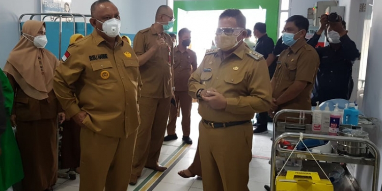 Gubernur Gorontalo, Rusli Habibie (kiri) bersama Wali Kota Gorontalo, Marten Taha (kanan) meninjau kondisi RS Otanaha Kota Gorontalo, Senin (12/7/2021). (hasan/gopos)