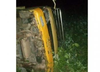 Kondisi truk yang terbalik di kompleks kantor Dinas Pertanian Boalemo, Ahad (10/7/2021) malam. (istimewa)