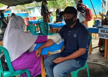Masyarakat Kecamatan Bulango Ulu antusias mengikuti vaksinasi pada kegiatan vaksinasi massal Covid-19 terpusat oleh Pemkab Bone Bolango bekerja sama Kodim 1304/Gorontalo dan Polres Bone Bolango. (istimewa)