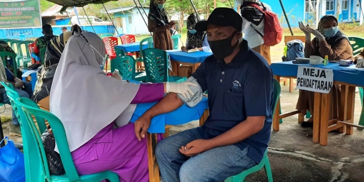 Masyarakat Kecamatan Bulango Ulu antusias mengikuti vaksinasi pada kegiatan vaksinasi massal Covid-19 terpusat oleh Pemkab Bone Bolango bekerja sama Kodim 1304/Gorontalo dan Polres Bone Bolango. (istimewa)