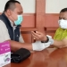 Ketua DPRD Provinsi Gorontalo, Paris Yusuf, yang juga Sekretaris DPD I Golkar Gorontalo menjalani pemeriksaan kesehatan untuk penyuntikan vaksin. (sari/gopos)