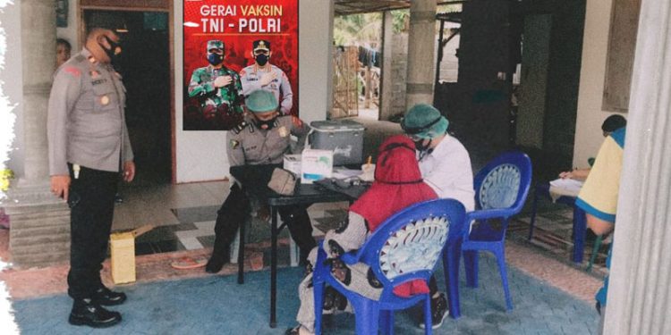 Anggota Polres Gorontalo Kota sedang melakukan pendataan terhadap warga yang akan divaksin (Foto : Humas)