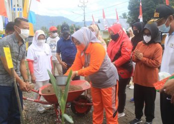 Wakil Bupati Pohuwato, Suharsi Igirisa melakukan penanaman pohon di Kecamatan Paguat, Jumat (30/7/2021).