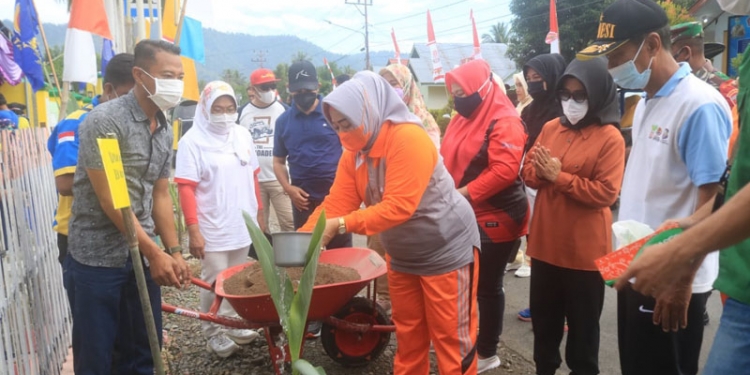 Wakil Bupati Pohuwato, Suharsi Igirisa melakukan penanaman pohon di Kecamatan Paguat, Jumat (30/7/2021).