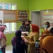 Wakil Bupati Pohuwato, Suharsi Igirisa, secara simbolis menyerahkan bantuan beras bagi PKH dan BST di Pohuwato, Kamis (29/7/2021).(Kominfo Pohuwato)