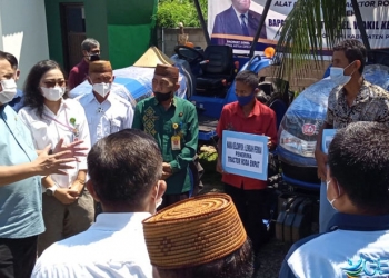 Wakil Ketua DPR RI, Rachmad Gobel, menyalurkan bantuan alat pertanian berupa traktor kepada petani di Kabupaten Pohuwato, Kamis (29/7/2021).