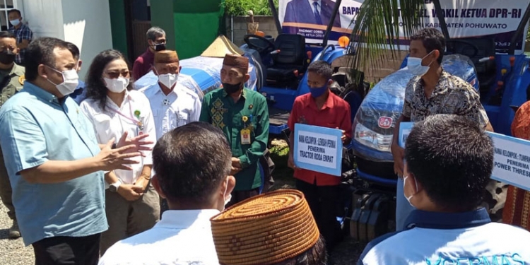 Wakil Ketua DPR RI, Rachmad Gobel, menyalurkan bantuan alat pertanian berupa traktor kepada petani di Kabupaten Pohuwato, Kamis (29/7/2021).