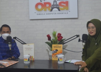 Bupati Gorontalo, Nelson Pomalingo saat menjadi pembicara di Acara Orasi (Obrolan Demokrasi) di Kantor Bawaslu Kabupaten Gorontalo, Sabtu (10/7/2021). Foto : Putra/Gopos.