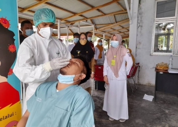 Pelaksanaan swab antigen di lingkungan RSUD Ainun Habibie Provinsi Gorontalo, Selasa (13/7/2021). foto hms