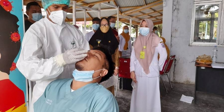 Pelaksanaan swab antigen di lingkungan RSUD Ainun Habibie Provinsi Gorontalo, Selasa (13/7/2021). foto hms