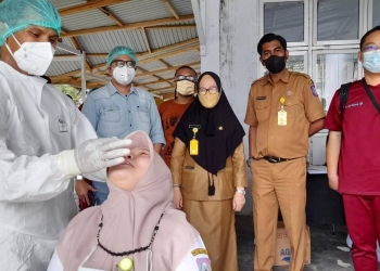 Pelaksanaan swab PCR di lingkungan RSUD Ainun Habibie Provinsi Gorontalo, Selasa (13/7/2021). foto hms