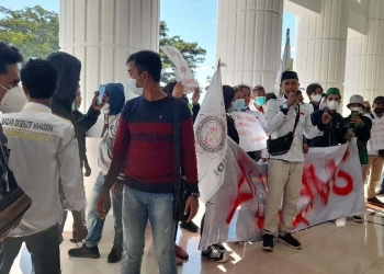 Masa aksi Aliansi Mahasiswa, dan Rakyat Gorontalo (Ampera) sedang lakukan unjuk rasa di kantor Dewan Perwakilan Rakyat Daerah (DPRD) Provinsi Gorontalo. Senin (26/7/2021). (Foto istimewa)
